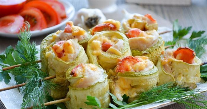 Запечені роли з курки і кабачків у мексиканському соусі