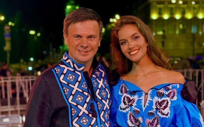 Дружина Дмитра Комарова в міні блиснула стрункими ніжками та похизувалася новим захопленням