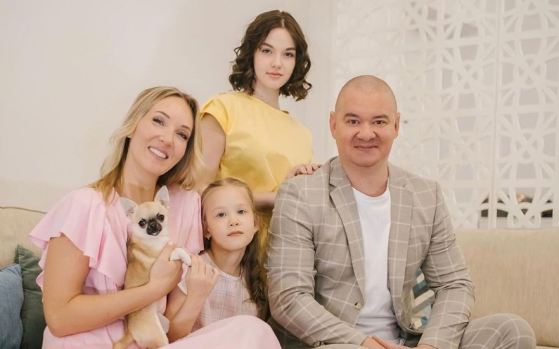 Дружина Євгена Кошового замилувала фото з двома доньками і показала, як вони змінилися