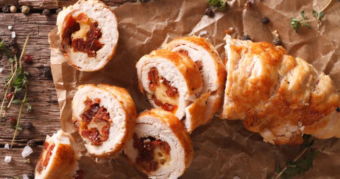 Курячі рулетики з помідорами і моцарелою