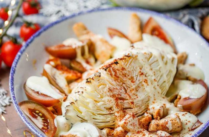Салат з запеченої капусти з томатами і куркою