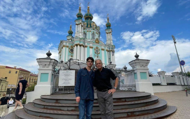 Син Майкла Дугласа поділився своїми враженнями від поїздки до Києва і показав особливе відео