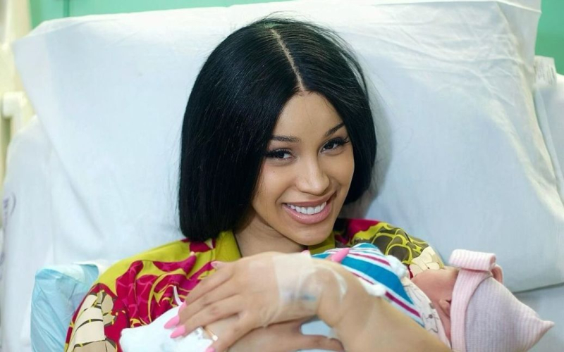 Відома скандальна реперка Cardi B втретє стала мамою й засвітилася з чоловіком, з яким розлучилася