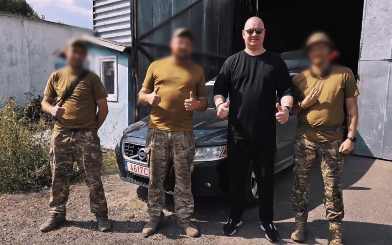 Євген Кошовий показався на Донбасі та розсекретив, яку благодійну допомогу привіз військовим
