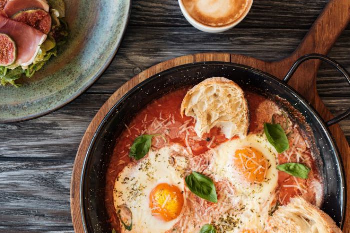 Яєчня по-французьки з ковбасками