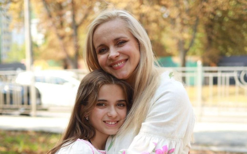 Лілія Ребрик показала свою велику родину й замилувала, як вони зустрічали старшу доньку з-за кордону