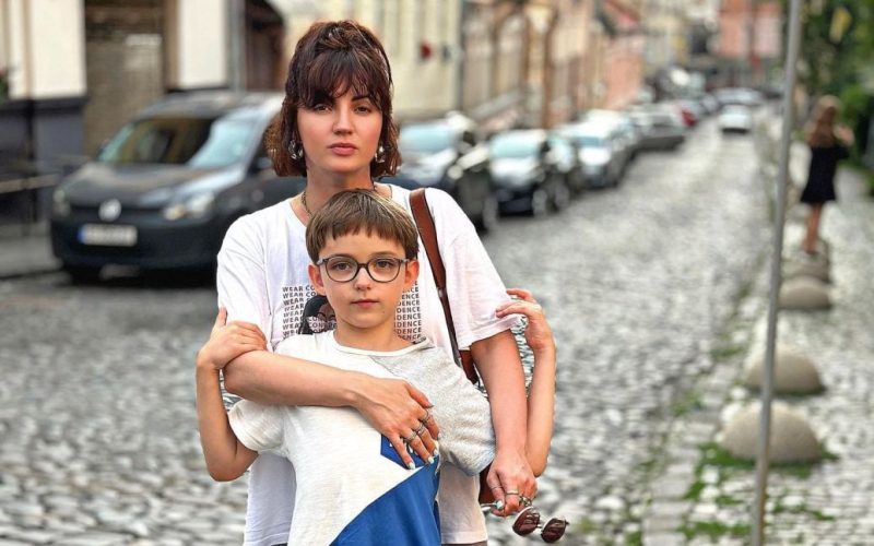 Оля Цибульська з 9-річним сином виїхала з України за кордон: "Це не втеча"