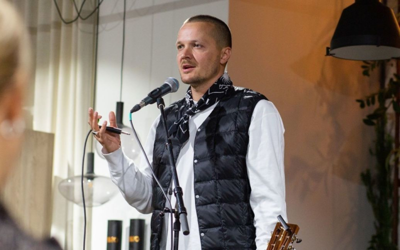 Відомий співак розсекретив, скільки грошей віддає родині за кордон щомісяця: "Зараз набагато важче"