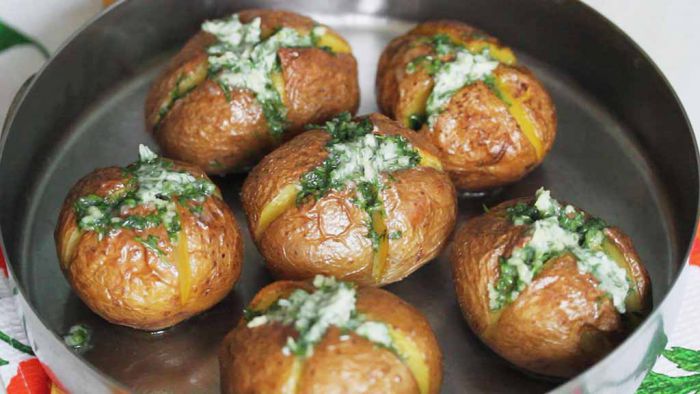 Запечена картопля з часниковим маслом