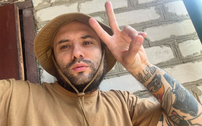 Зірка "Ліги сміху" Розовий зізнався, ким працює під час реабілітації після травми: "Це велика честь"