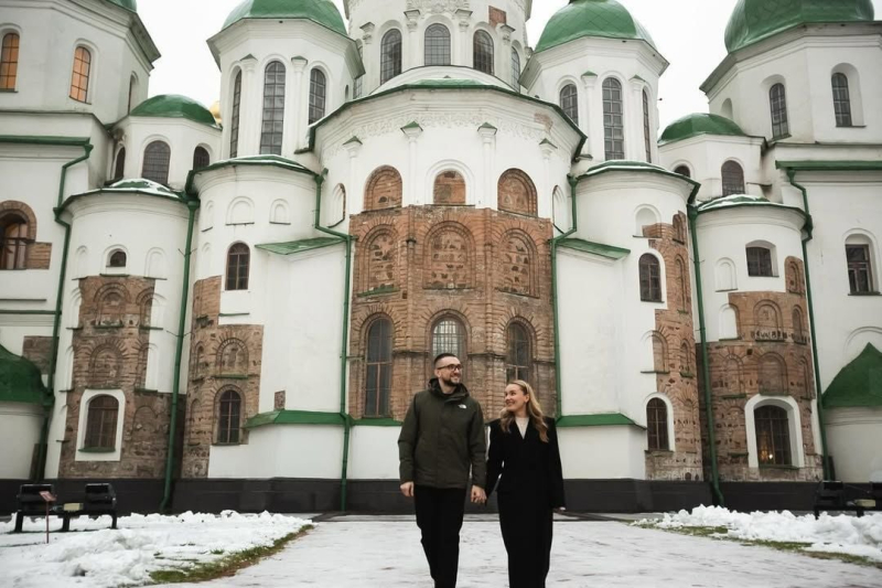 Активіст Сергій Стерненко заручився із загадковою обраницею та вперше показав її на фото