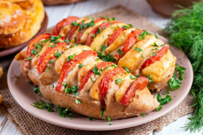 Куряче філе з песто, помідорами і моцарелою