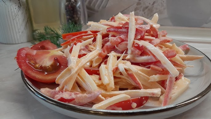 Салат з крабовими паличками, сиром і помідорами