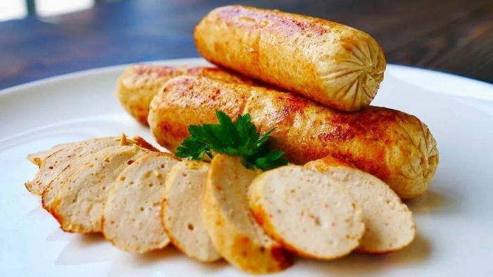 Домашня ковбаса з курячої грудки і стегна