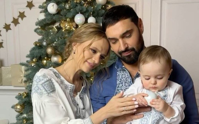 Козловський з дружиною замилували фото свого 10-місячного сина у вишиванці
