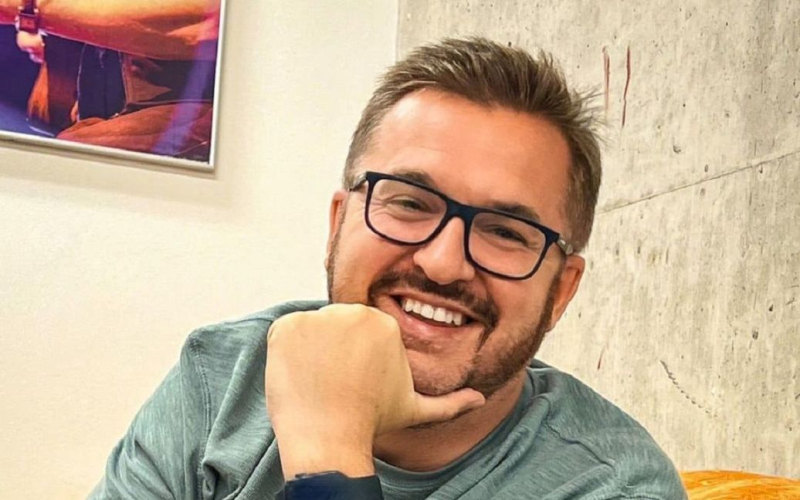 Олександр Пономарьов на тлі ялинки вдома привітав українців з Новим роком
