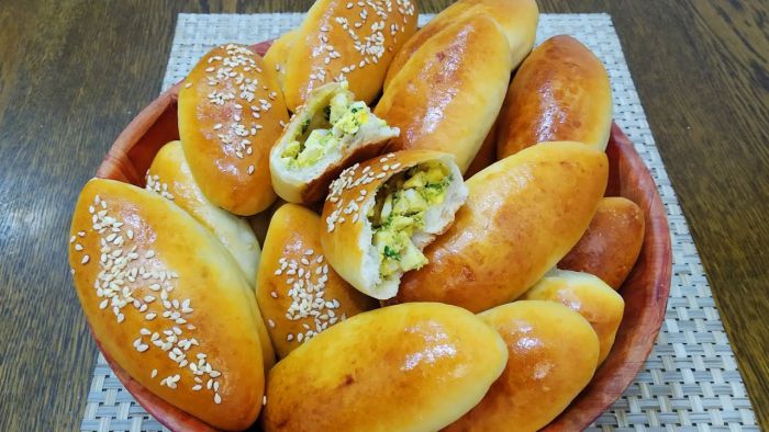 Пиріжки з яйцем і зеленою цибулею