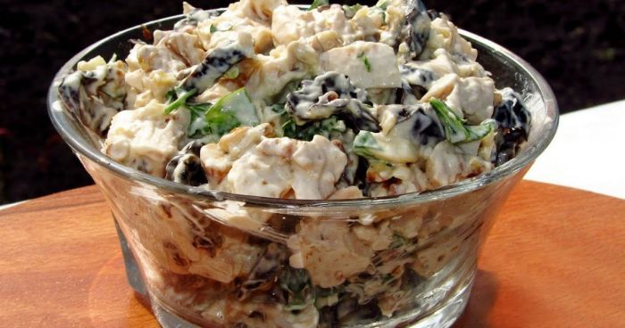 Салат з куркою і чорносливом