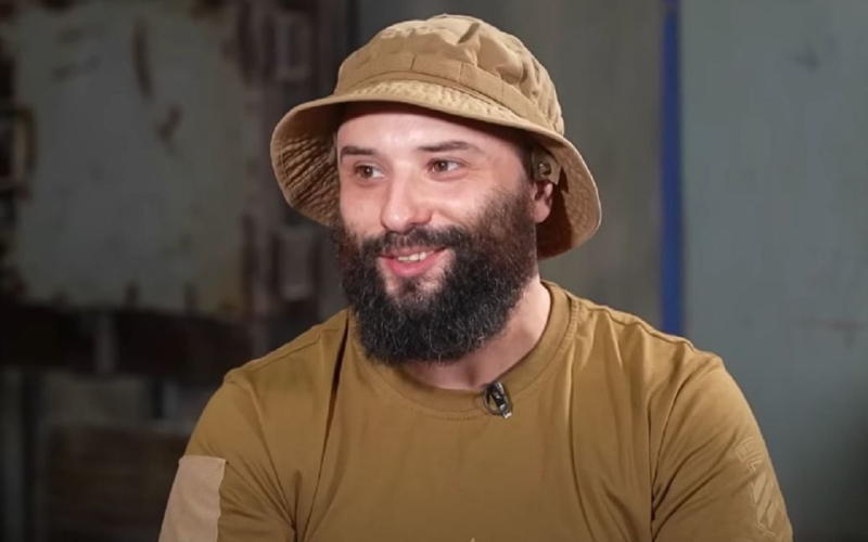 Зірка "Ліги сміху" Розовий вперше розповів, як під Авдіївкою його було поранено міною, і шокував фото