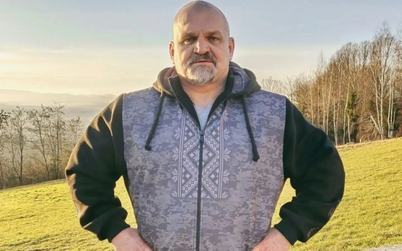 50-річний Василь Вірастюк вп'яте став батьком і показав новонародженого синочка