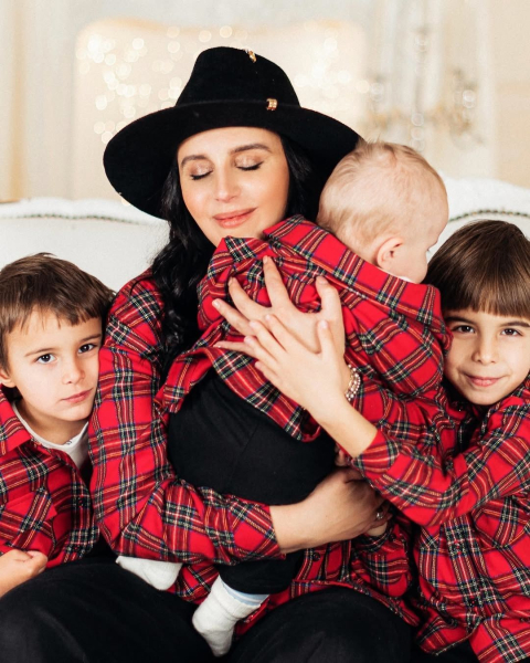 Джамала одразу з трьома синами влаштувала атмосферний фотосет у family look