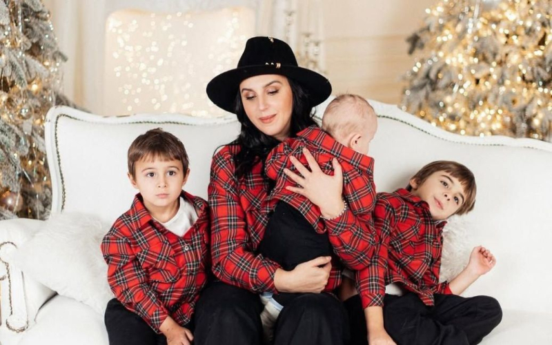 Джамала одразу з трьома синами влаштувала атмосферний фотосет у family look