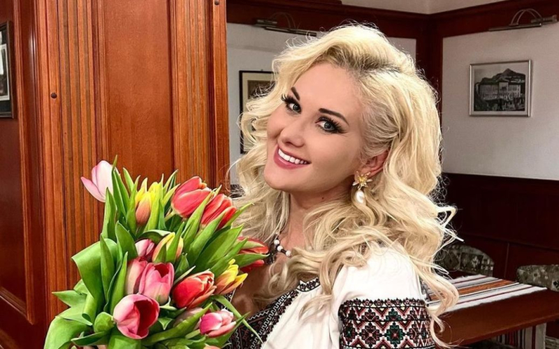 Катерина Бужинська на рідкісному фото показала доньку від ексчоловіка і привітала її з 18-річчям