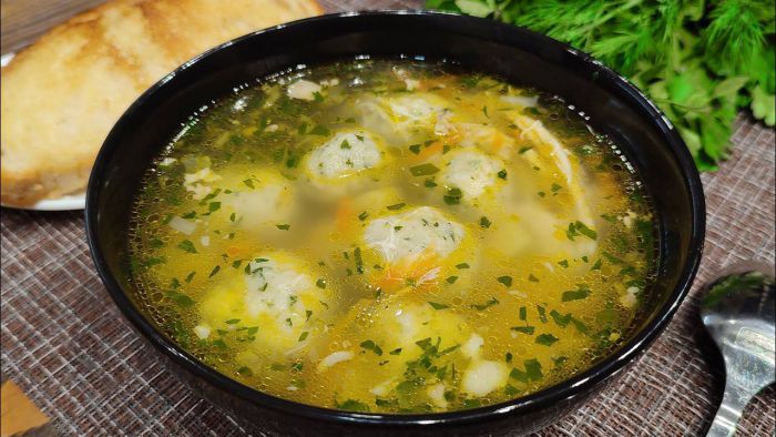Курячий суп з сирними кульками