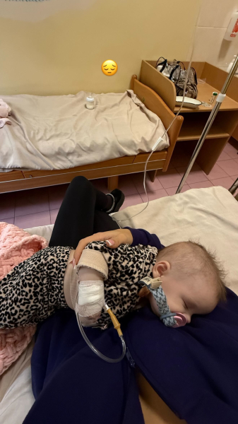 Блогерка Юлія Верба разом з 4-місячною донькою потрапила до лікарні і показала фото з палати