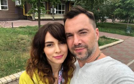 Дружина Арестовича подала на розлучення з чоловіком після 10 років шлюбу