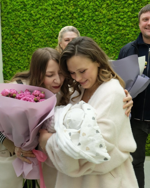 Анна Кошмал народила доньку та показала її перші фото в пологовому