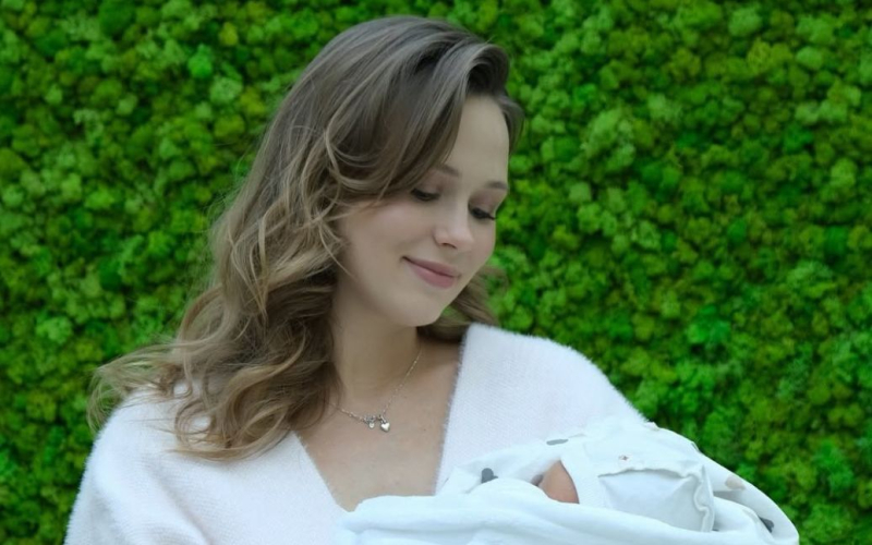 Анна Кошмал народила доньку та показала її перші фото в пологовому