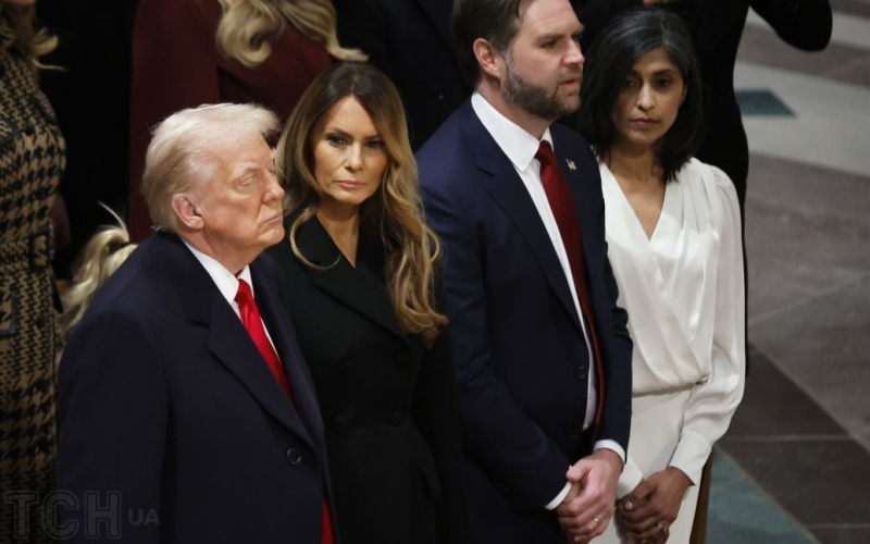 donald-tramp-zasnuv-prosto-pid-chas-molebnju-u-ssha-druzhina-melanija-nasmishila-reakciyeju-fa041b7-8106294-jpg