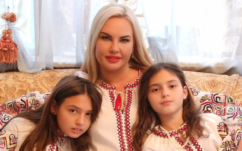 Камалія показала 11-річних доньок у кумедних костюмах і розповіла про незвичайне свято в їхній школі