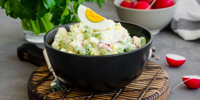 Картопляний салат з кукурудзою і горошком