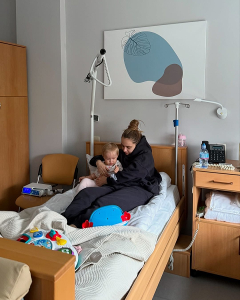 Наталія Островська показалася у лікарні з однорічною донькою під крапельницями