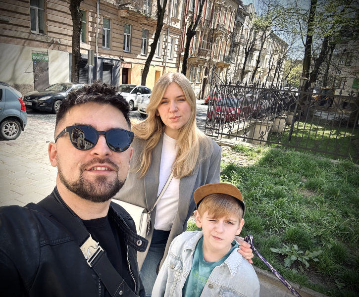 Відомий український співак показав свою дружину-красуню та розкрив її незвичне минуле