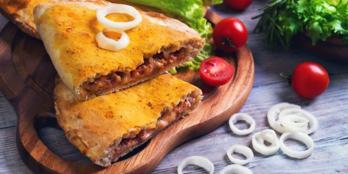 Закрита піца з куркою на сковороді