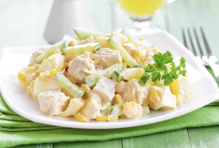 Салат з ананасом, кукурудзою і курячою грудкою