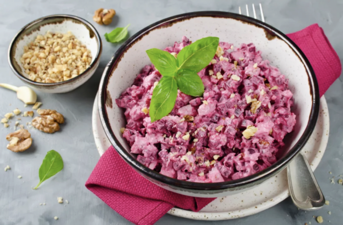 Салат з буряка з куркою і горіхами