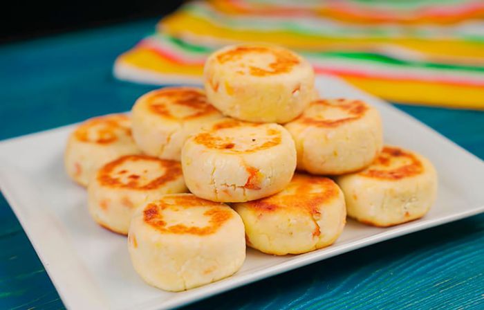 Як приготувати сирники з грушею і кукурудзяним борошном?