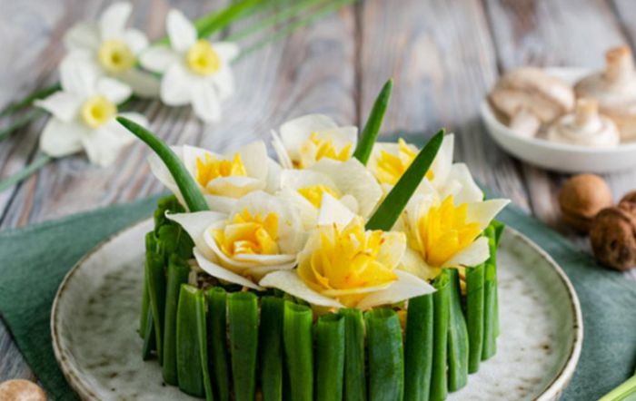 Салат "Нарциси" з куркою, грибами і горіхами