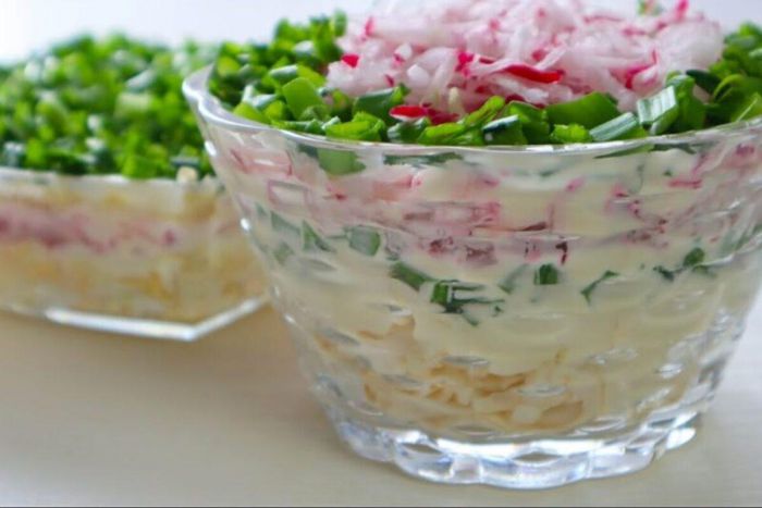 Салат з редискою, шинкою і сиром