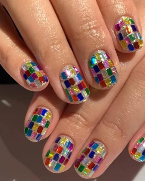 Pride Month 2025: 10 найгарніших ідей манікюру на честь місяця гордості