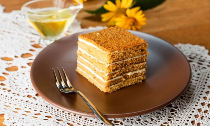 Смачний шифоновий медовик з чорносливом і горіхами