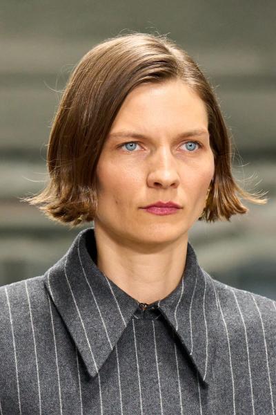 Зачіска з боковим проділом Older Sister: головний hair-тренд літа 2025