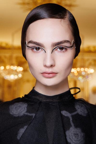Зачіска з боковим проділом Older Sister: головний hair-тренд літа 2025
