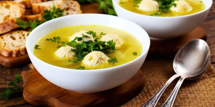 Суп з куркою і сирними кульками