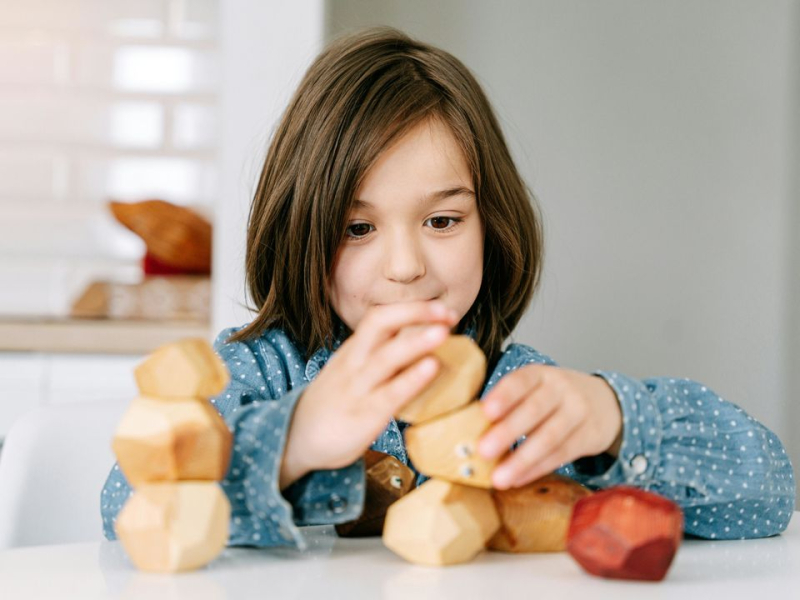 Дитячі "шкідливі" звички, які варто прийняти: вони допомагають малюкові рости й пізнавати світ навколо