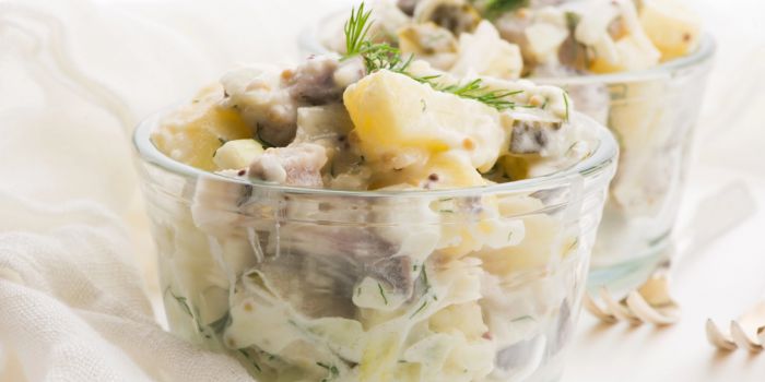 Салат з куркою і маринованими печерицями